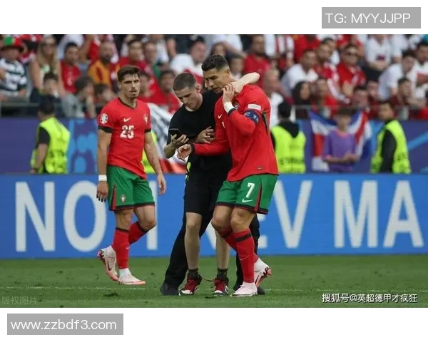 欧冠赛场惊现奇葩瞬间球迷冲入场内抢夺C罗球衣 欧冠赛场惊现奇葩瞬间球迷冲入场内抢夺C罗球衣